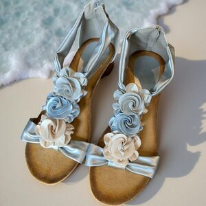 Shoe/sandal, wedge heel, size 39 or 8, never worn, metallic silver, roses detail